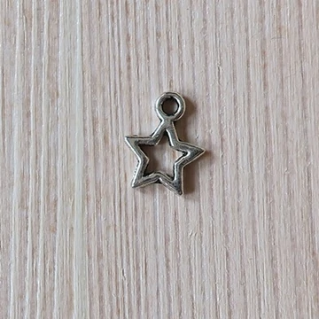 Charm, csillag. Mérete: 10x12 mm   