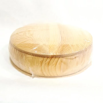 Kerek fadoboz levehető tetővel. Átmérő: 130mm, magasság: 45 mm