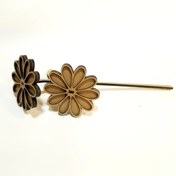 MDF virágszál, két margaréta fejjel. Hossza: 21 cm, virág mérete: 7 cm 
