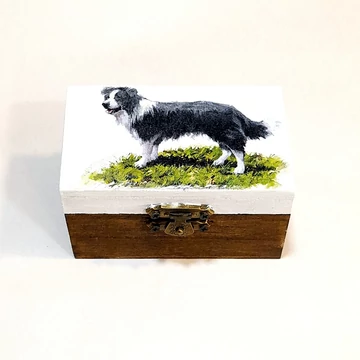 Kutyás pénzátadó dobozka. Mérete: 9x5,5x5 cm