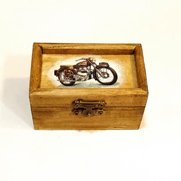 Fadoboz oldtimer motorral. Mérete: 9x5,5x5 cm