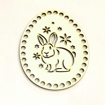 Tojás alakú natúr dekortábla nyuszi és virág mintával. Mérete: 10,3x13 cm, lyuk mérete: 6 mm