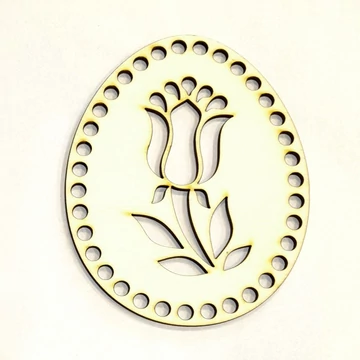 Tojás alakú natúr dekortábla tulipán mintával. Mérete: 10,3x13 cm, lyuk mérete: 6 mm