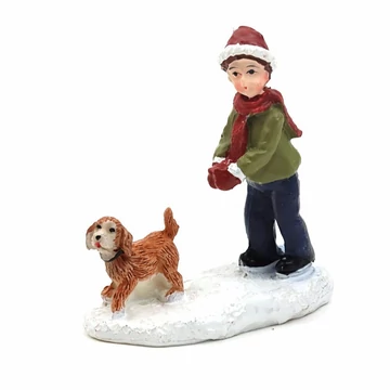 Téli falu figura - gyerek kutyával. Magassága: kb. 5,5 cm