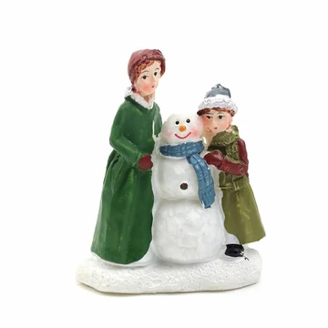 Téli falu figura - anyuka gyerekével, hóemberrel. Magassága: kb. 5,5 cm