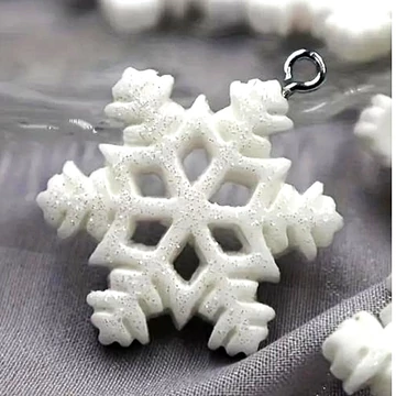 Fehér csillámos hópihe, akasztható. Mérete: 18 mm