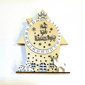 Házikó alakú adventi naptár fenyőkkel, szarvassal, HDF. Mérete: 16,5x21,5