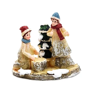 Téli falu figura - gyerekek fenyővel, farönkkel. Magassága kb. 5,5 cm