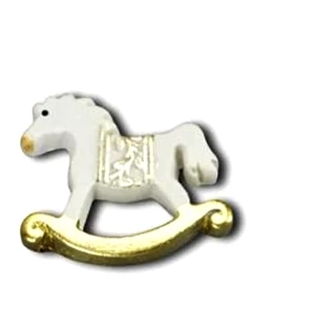 Fehér hintaló, öntapadós, polyresin. Mérete: 3,5x3 cm