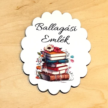Nyomtatott fa tábla könyvtoronnyal, Ballagási emlék felirattal. Mérete: 6x6,5 cm