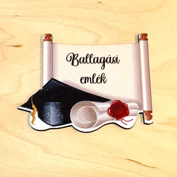 Nyomtatott fa tábla ballagási sapkával és pergamenttel, Ballagási emlék felirattal. Mérete: 7,5x55 cm
