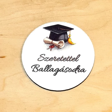 Nyomtatott fa kör alakú tábla ballagási sapkával, Szeretettel ballagásodra felirattal. Mérete: 6 cm