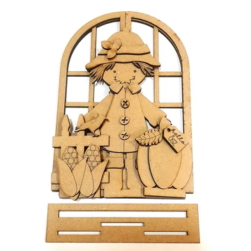 Ablakos madárijesztő figurákkal, keritéssel. Mérete: 15,8x22,7x4 cm