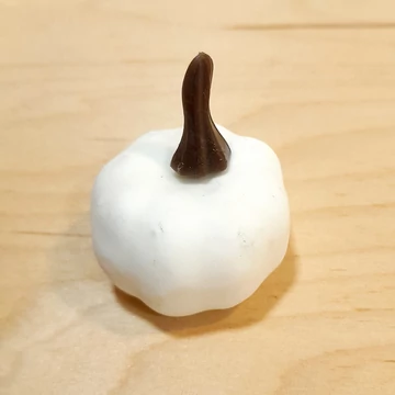 Fehér műanyag tök, mérete: 3,5x4,5 cm