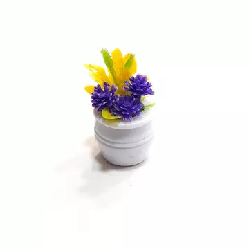 Pici sárga-kék műanyag virág kaspóban. Kaspó mérete: 2x1,6 cm