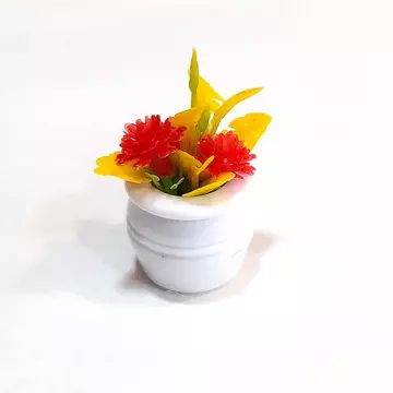 Pici sárga-piros műanyag virág kaspóban. Kaspó mérete: 2x1,6 cm