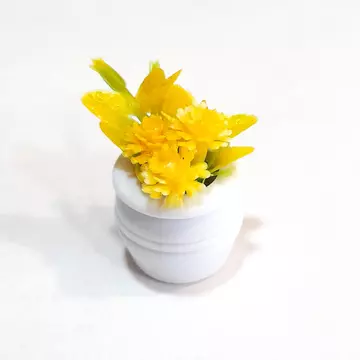 Pici sárga műanyag virág kaspóban. Kaspó mérete: 2x1,6 cm