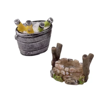 Polyresin kút és vödör italokkal. Kút mérete: 3,3x2,6x2,8 cm, vödör mérete: 3,5x3,2x2,2 cm