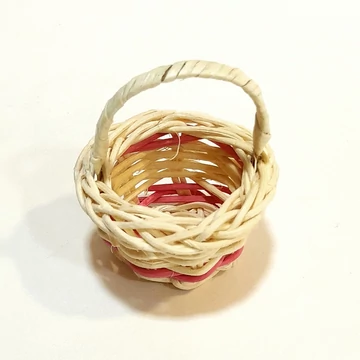 Mini fehér fonott füles kosárka. Mérete: kb. 5x6 cm