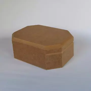 Hosszúkás hatszögletű doboz, mérete: 175x125x7 mm