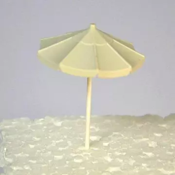 Fehér napernyő, műanyag, kicsi. Magassága: 25 mm, átmérő: 24 mm