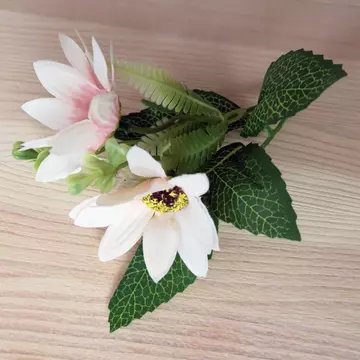 Napvirág levéllel, cirmos, selyemvirág. Virág mérete: kb.5 cm, teljes hossza: 13 cm