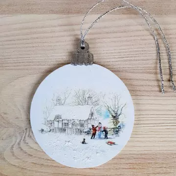 Hóembert építő gyerekek. Karácsonyfadísz, 8 cm