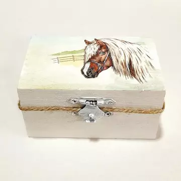 Szögletes dobozka  lóval, mérete: 9x5,5x5 cm