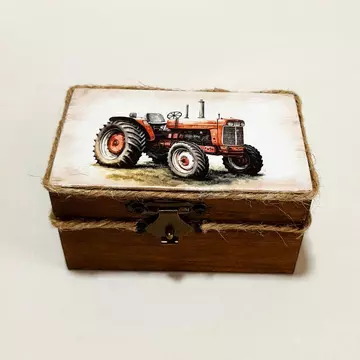 Piros traktoros szögletes dobozka, mérete: 9x5,5x5 cm
