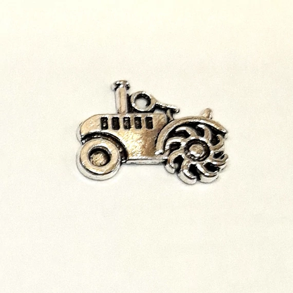 Ezüst színű charm, traktor. Mérete: 2x1,5 cm