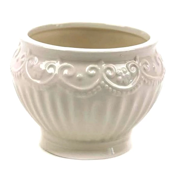Bordás virágmintás fehér kerámia kaspó, átmérője: 9 cm, magasága: 8 cm