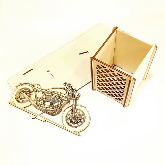 Ceruzatartó motorral. Mérete: 21,5x9,3x8,5 cm