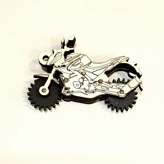 Kulcstartóalap, forgatható kerekű motor. Mérete: 5,5x5x0,9 cm