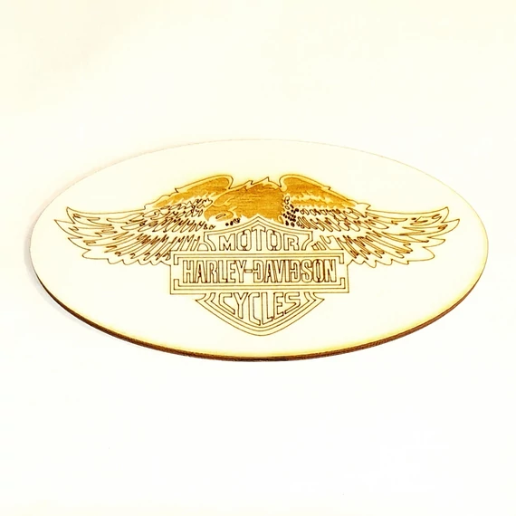 Harley Davidson felirat sassal, ovális lapon. Mérete: 10,5x5,5 cm