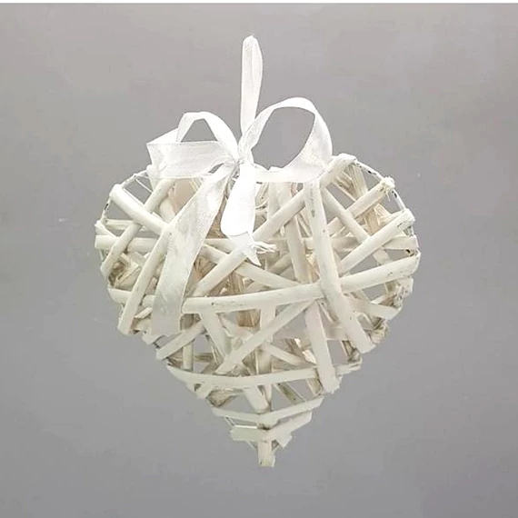 Fehér vessző sziv fém vázon, 15 cm