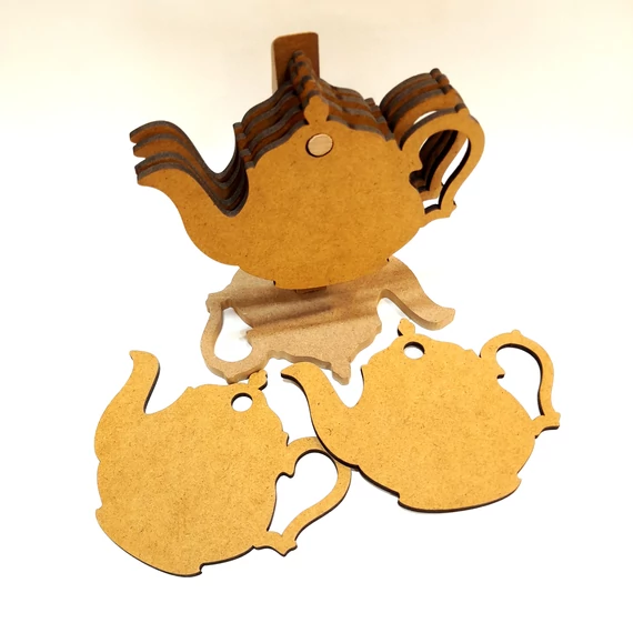 Kancsó alakú poháralátét, MDF. Alátétek mérete: 14,5x11,5 cm, tartó magassága: 17 cm.