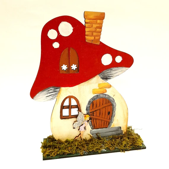 Talpas gombaházikó, MDF. Mérete: 13x18 cm. Talp mérete: 14,2x4,8 cm
