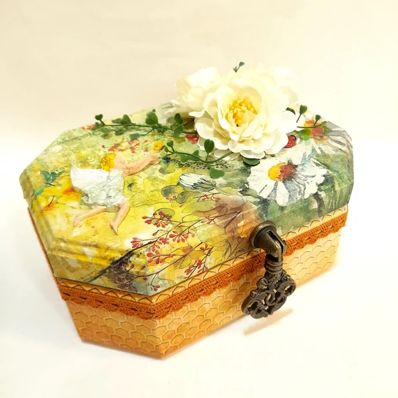Hosszúkás hatszögletű MDF doboz, mérete: 175x125x7 mm