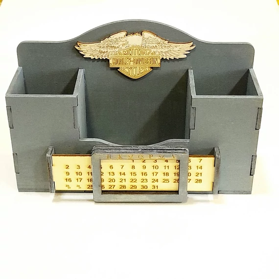 Öröknaptár és ceruzatartó, Harley Davidson feliratos. Mérete: 18,3x12,5x6,5 cm