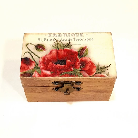 Pipacsos pénzátadó dobozka. Mérete: 9x5,5x5 cm