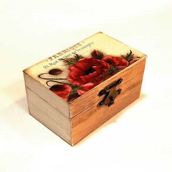 Pipacsos pénzátadó dobozka. Mérete: 9x5,5x5 cm