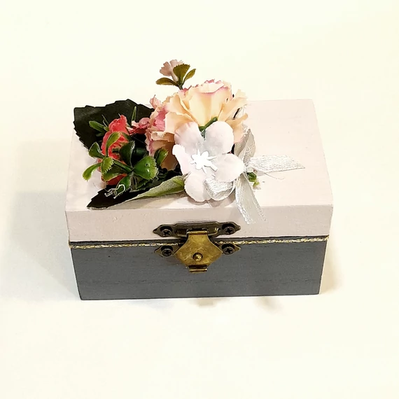 Virágos pénzátadó dobozka. Mérete: 9x5,5x5 cm