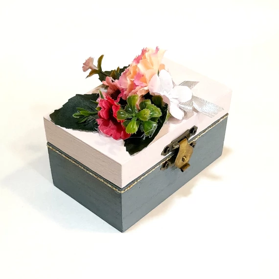 Virágos pénzátadó dobozka. Mérete: 9x5,5x5 cm
