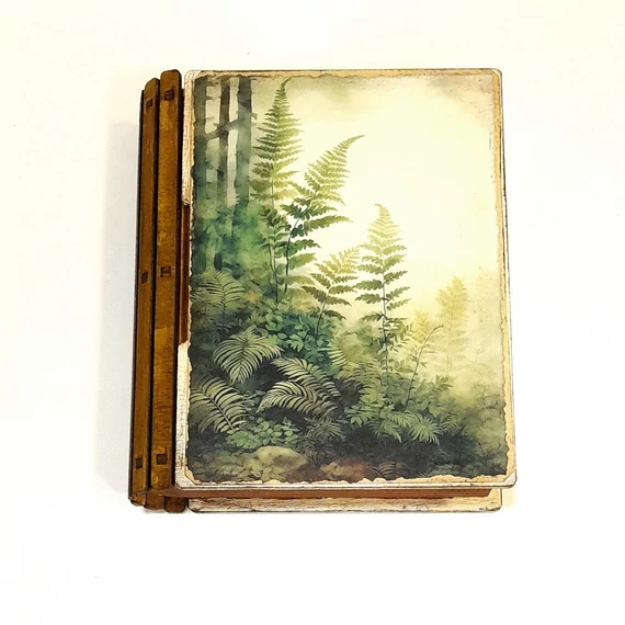Könyvdoboz, erdőrészlettel. Mérete: 13x15x3,5 cm