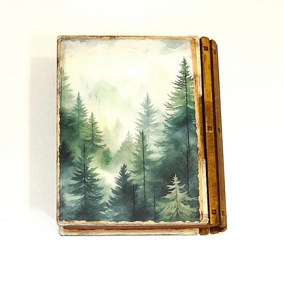 Könyvdoboz, erdőrészlettel. Mérete: 13x15x3,5 cm