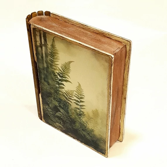 Könyvdoboz, erdőrészlettel. Mérete: 13x15x3,5 cm