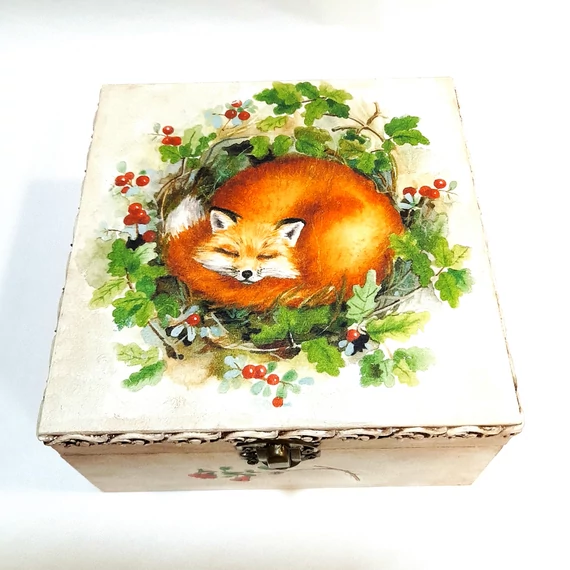 Négy részes teásdoboz, rókával. Mérete: 15x15x8 cm