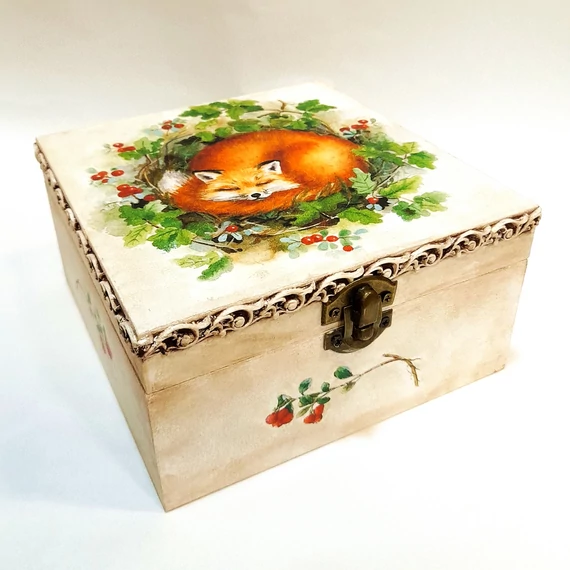 Négy részes teásdoboz, rókával. Mérete: 15x15x8 cm