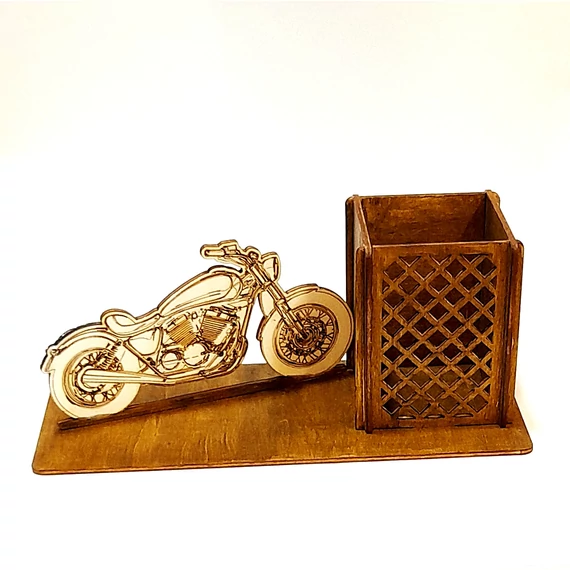 Rácsos ceruzatartó motorral. Mérete: 21,5x9,3x8,5 cm