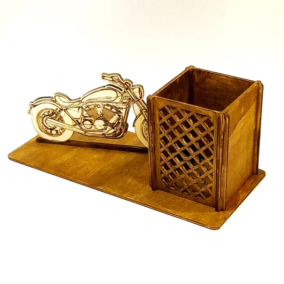 Rácsos ceruzatartó motorral. Mérete: 21,5x9,3x8,5 cm
